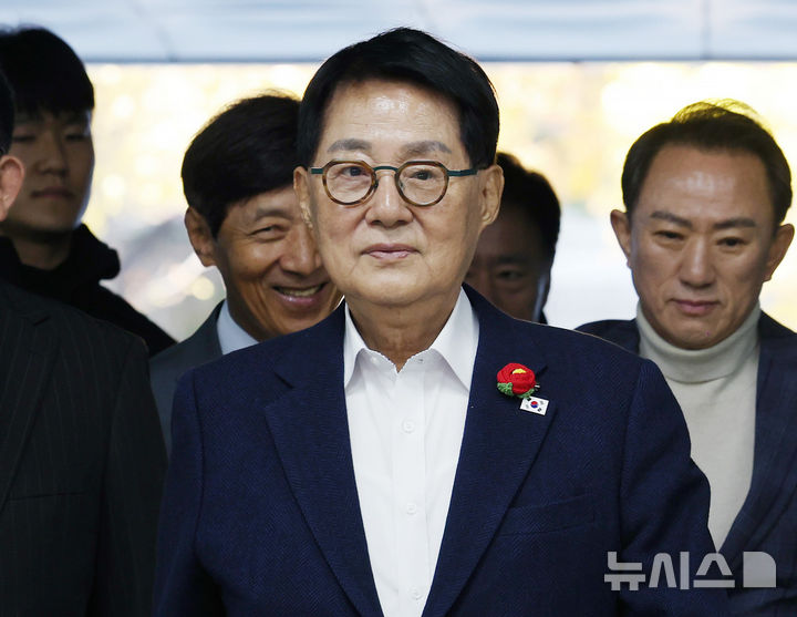 [서울=뉴시스] 김진아 기자 = '서해 공무원 피격 사건' 은폐 시도 및 '월북몰이' 혐의로 재판에 넘겨진 박지원 전 국가정보원장이 5일 서울 서초구 서울중앙지방법원에서 열린 1심 결심공판에 출석하고 있다. 2025.11.05. bluesoda@newsis.com