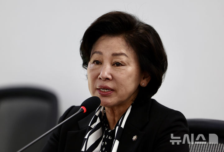 [서울=뉴시스] 김명년 기자 = 남인순 더불어민주당 의원이 5일 오전 서울 여의도 국회 의원회관에서 열린 2026년도 보건복지 예산안 분석 토론회에서 발언하고 있다. 2025.11.05. kmn@newsis.com