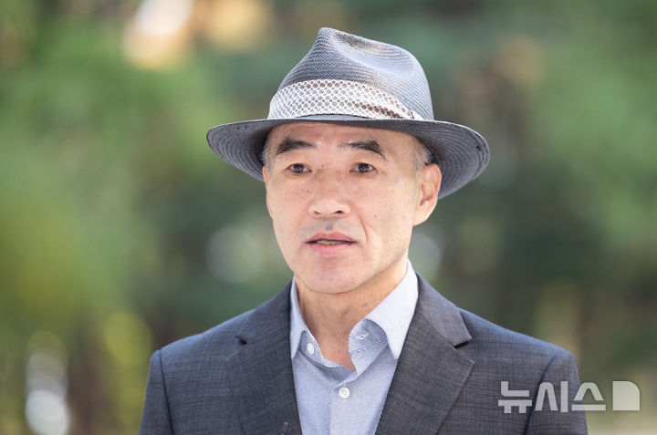 [서울=뉴시스] 황준선 기자 = 서해 공무원 피격사건의 유가족 이래진 씨가 5일 오전 서울 서초구 서울중앙지방법원에서 열린 '서해 공무원 피격 사건' 은폐 시도 및 '월북몰이' 사건 1심 결심공판에 출석하며 취재진의 질문에 답변하고 있다. 2025.11.05. hwang@newsis.com