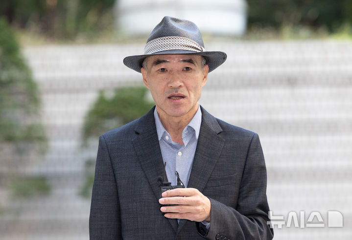 [서울=뉴시스] 황준선 기자 = 서해 공무원 피격사건의 유가족 이래진 씨가 5일 오전 서울 서초구 서울중앙지방법원에서 열린 '서해 공무원 피격 사건' 은폐 시도 및 '월북몰이' 사건 1심 결심공판에 출석하며 취재진의 질문에 답변하고 있다. 2025.11.05. hwang@newsis.com