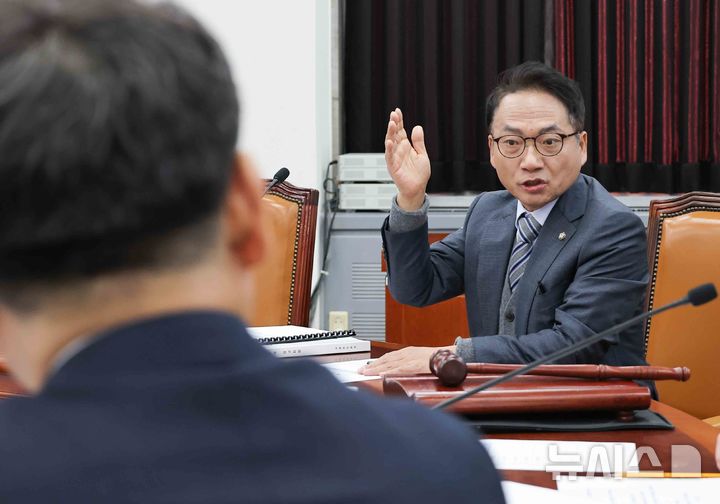 [서울=뉴시스] 국회사진기자단= 박선원 국회 정보위원회 더불어민주당 간사가 5일 오전 서울 여의도 국회에서 열린 정보위원회의 국방정보본부 등에 대한 국정감사에서 발언하고 있다.2025.11.05. photo@newsis.com