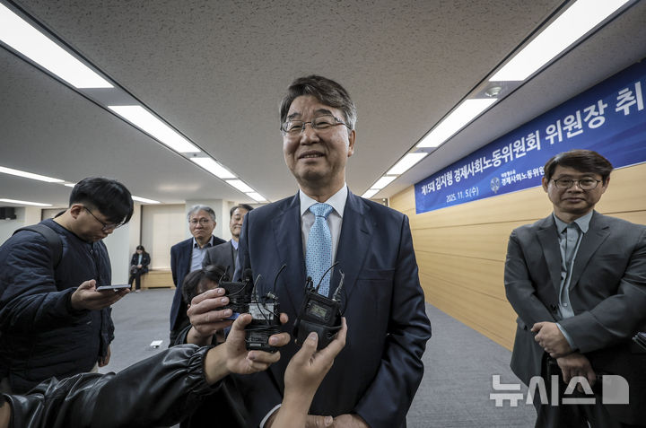 [서울=뉴시스] 정병혁 기자 = 김지형 신임 경제사회노동위원회 위원장이 지난 5일 서울 종로구 경사노위에서 열린 취임식을 마친 뒤 취재진의 질문에 답하고 있다. 2025.11.05. jhope@newsis.com