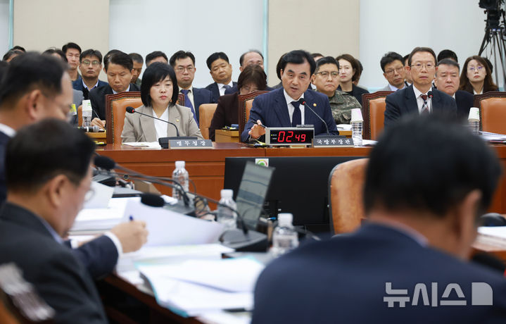 [서울=뉴시스] 고승민 기자 = 안규백 국방부 장관이 5일 서울 여의도 국회에서 2026년도 예산안, 기금운용계획안 등을 안건으로 열린 국방위원회 전체회의에서 의원 질의에 답하고 있다. 2025.11.05. kkssmm99@newsis.com