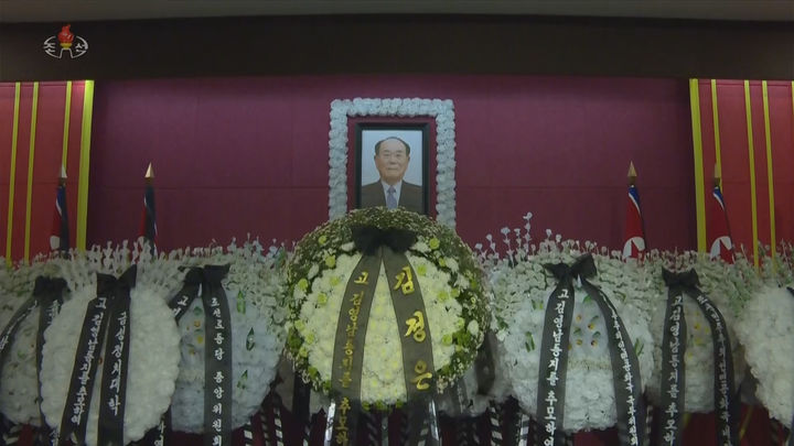 [서울=뉴시스] 북한 조선중앙TV는 지난 4일 당 ,정권,무력기관,성,중앙기관의 간부들이 김영남 전 최고인민회의 상임위원장 빈소를 찾아 조의를 표시했다고 5일 보도했다. 김 전 상임위원장은 암성중독에 의한 다장기부전으로 3일 사망했으며, 장례는 국장으로 치러진다. (사진=조선중앙TV 캡쳐) 2025.11.05. photo@newsis.com *재판매 및 DB 금지