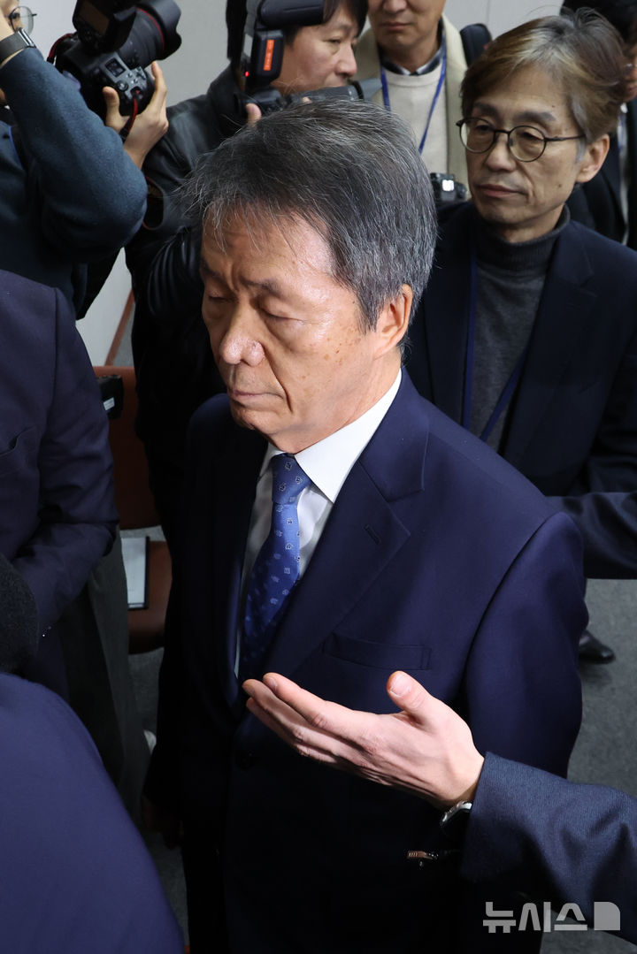 [서울=뉴시스] 김금보 기자 = 김용원 국가인권위원회 상임위원이 5일 오전 서울 여의도 국회에서 열린 운영위원회 국가인권위원회 국정감사에서 퇴장 당하고 있다. 김병기 운영위원장은 증인선서를 따로 하겠다며 발언을 이어가는 김용원 상임위원을 퇴장시킬 것을 경위에게 명했다. 2025.11.05. kgb@newsis.com