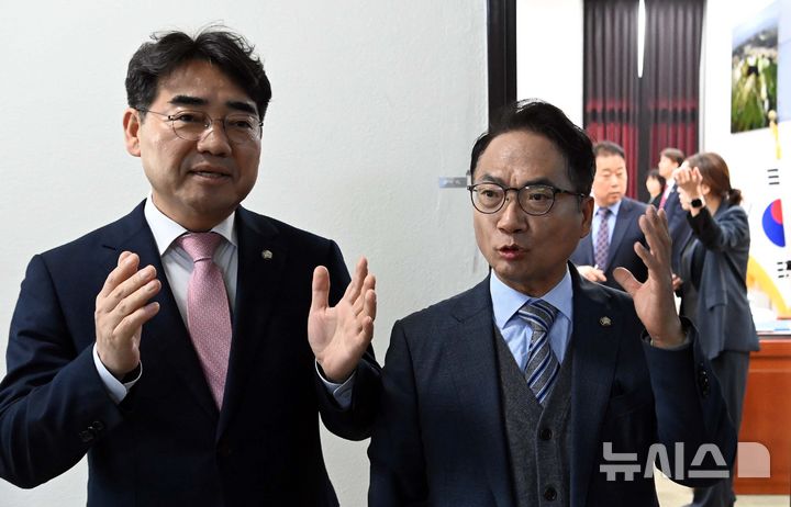 [서울=뉴시스] 국회사진기자단= 박선원 국회 정보위원회 더불어민주당 간사와 이성권 국민의힘 간사가 5일 오전 서울 여의도 국회에서 열린 정보위원회의 국방정보본부 등에 대한 국정감사 시작 전 언쟁을 벌이고 있다. 2025.11.05. photo@newsis.com