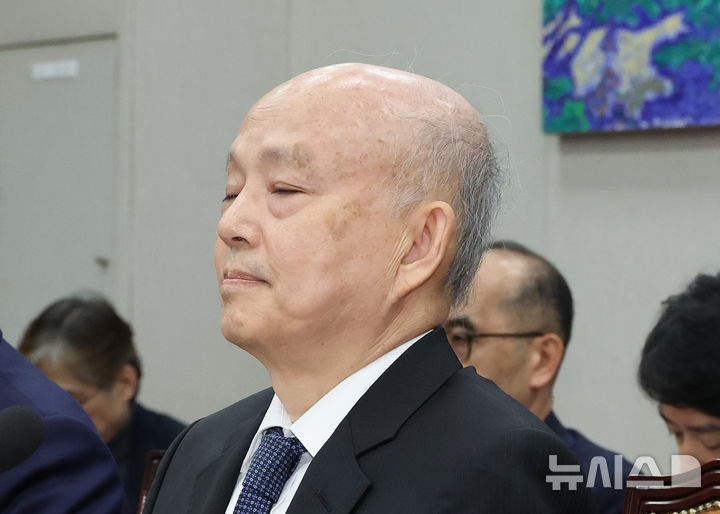 [서울=뉴시스] 김금보 기자 = 안창호 국가인권위원회 위원장이 5일 오전 서울 여의도 국회에서 열린 국회운영위원회 국정감사에서 눈을 감고 있다. 2025.11.05. kgb@newsis.com