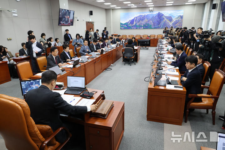 [서울=뉴시스] 김금보 기자 = 김병기 국회 운영위원회 위원장이 5일 서울 여의도 국회에서 열린 국가인권위원회에 대한 국정감사에서 의사봉을 두드리고 있다. 2025.11.05. kgb@newsis.com