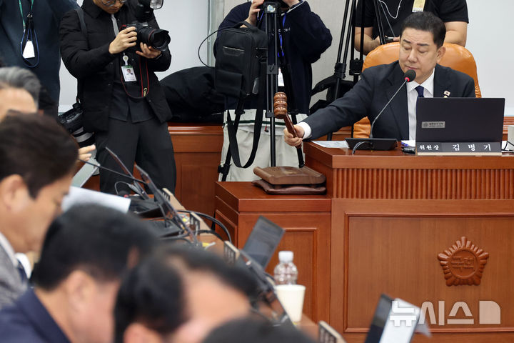 [서울=뉴시스] 김금보 기자 = 김병기 국회 운영위원회 위원장이 지난 5일 서울 여의도 국회에서 열린 국가인권위원회에 대한 국정감사에서 의사봉을 두드리고 있다. 2025.11.05. kgb@newsis.com