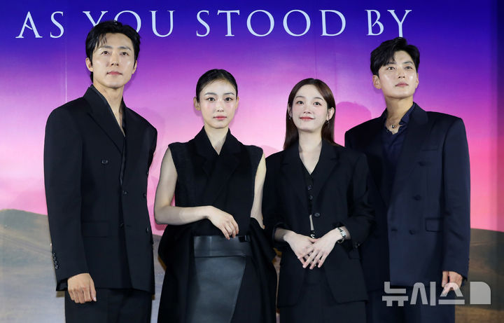 [서울=뉴시스] 김혜진 기자 = 배우 이무생(왼쪽부터), 전소니, 이유미, 장승조가 5일 오전 서울 용산구 CGV용산아이파크몰에서 열린 넷플릭스 시리즈 '당신이 죽였다' 제작발표회에서 포즈를 취하고 있다. 2025.11.05. jini@newsis.com