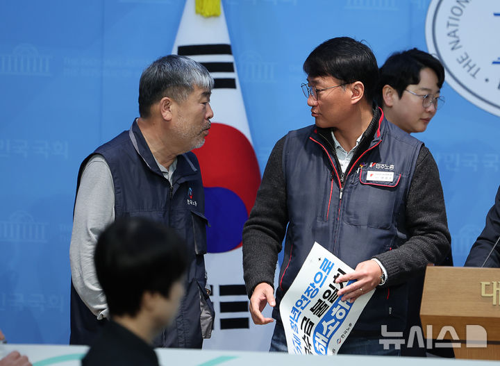 [서울=뉴시스] 김명년 기자 = 김동명 한국노총 위원장과 양경수 민주노총 위원장이 지난해 11월 5일 오전 서울 여의도 국회 소통관에서 열린 '65세 법정 정년연장입법 연내통과 촉구 양대노총 기자회견'에서 대화하고 있다. 2025.11.05. kmn@newsis.com