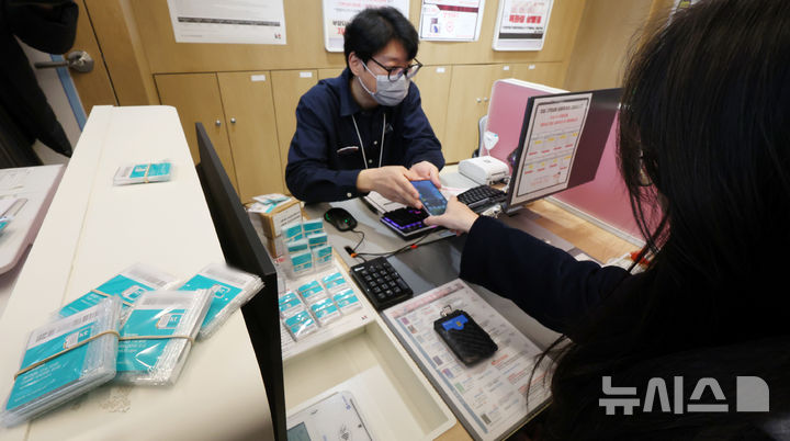 [서울=뉴시스] 조성우 기자 = KT가 해킹 피해 후속 대책으로 전 고객을 대상으로 유심 무상 교체를 시행한 5일 서울 시내 한 KT 대리점에서 시민이 유심 교체를 하고 있다.KT는 시행 초기 신청이 집중될 가능성을 고려해 피해 발생 지역(광명·금천 등)을 우선 대상으로 교체를 진행하고 이후 수도권, 전국으로 단계적 확대할 예정이다. 2025.11.05. xconfind@newsis.com