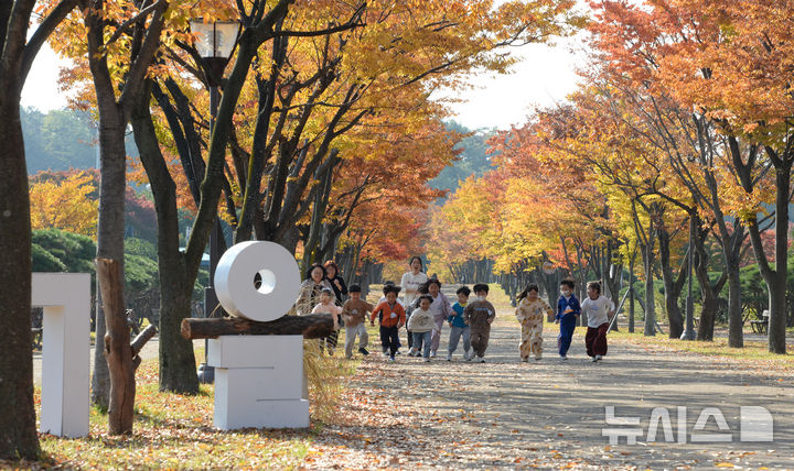 [울산=뉴시스] 배병수 기자 = 포근한 날씨를 보인 5일 오전 울산 남구 문수체육공원을 찾은 울주군 꿈쟁이 어린이집 원생들이 단풍길을 질주하고 있다.2025.11.05.bbs@newsis.com.