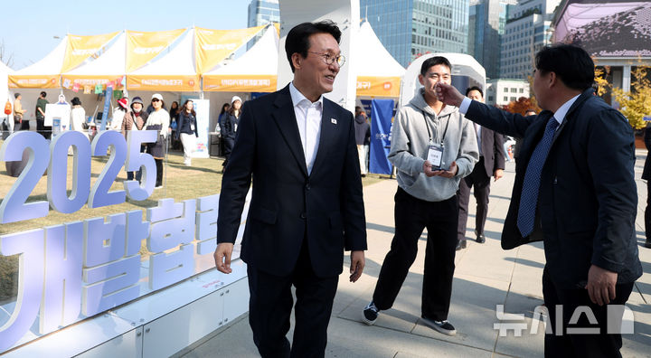 [서울=뉴시스] 추상철 기자 = 김민석 국무총리가 5일 오후 서울 종로구 광화문광장에서 열린 '개발협력주간 홍보존'을 방문하고 있다. 2025.11.05. scchoo@newsis.com