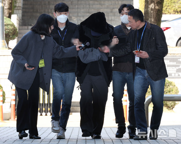 [서울=뉴시스] 김진아·황준선 기자 = 만취 상태에서 운전을 하다가 일본인 관광객 모녀를 치어 50대 어머니를 숨지게 한 30대 남성 서모씨가 5일 서올 서초구 서울중앙지방법원에서 열린 구속 전 피의자 심문(영장실질심사)에 출석하고 있다. 2025.11.05. hwang@newsis.com