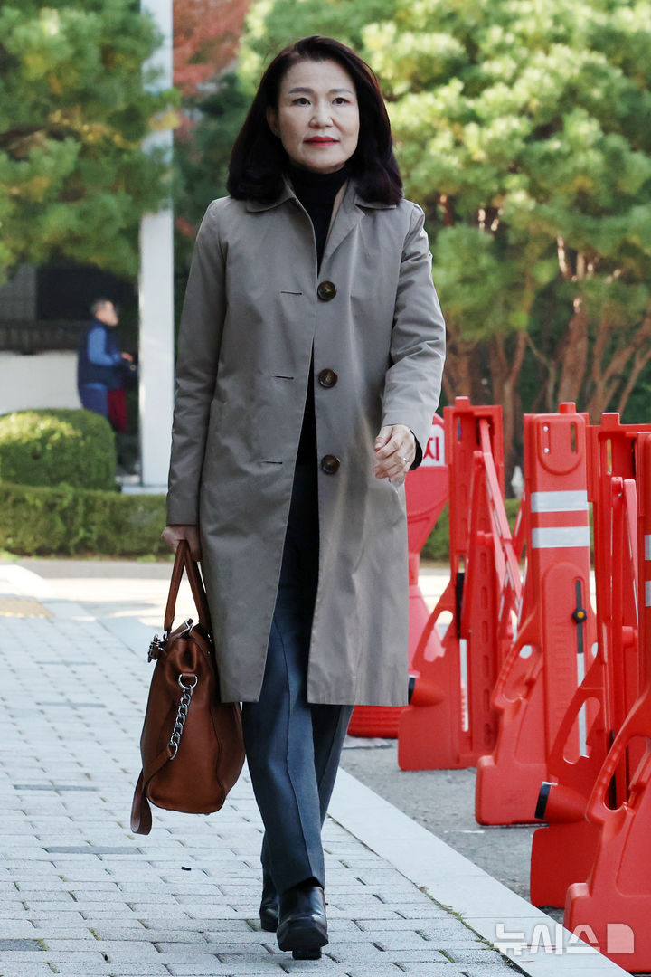 [서울=뉴시스] 조성우 기자 = 공직선거법, 국가공무원법 위반 혐의로 경찰에 체포됐다가 석방된 이진숙 전 방송통신위원장이 5일 오후 서울 양천구 서울남부지방검찰청에 영등포경찰서장 등에 대한 고발장을 제출하기 위해 들어서고 있다. 2025.11.05. xconfind@newsis.com