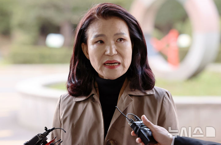 [서울=뉴시스] 조성우 기자 = 공직선거법, 국가공무원법 위반 혐의로 경찰에 체포됐다가 석방된 이진숙 전 방송통신위원장이 5일 오후 서울 양천구 서울남부지방검찰청에 영등포경찰서장 등에 대한 고발장을 제출하기 전 입장을 밝히고 있다. 2025.11.05. xconfind@newsis.com