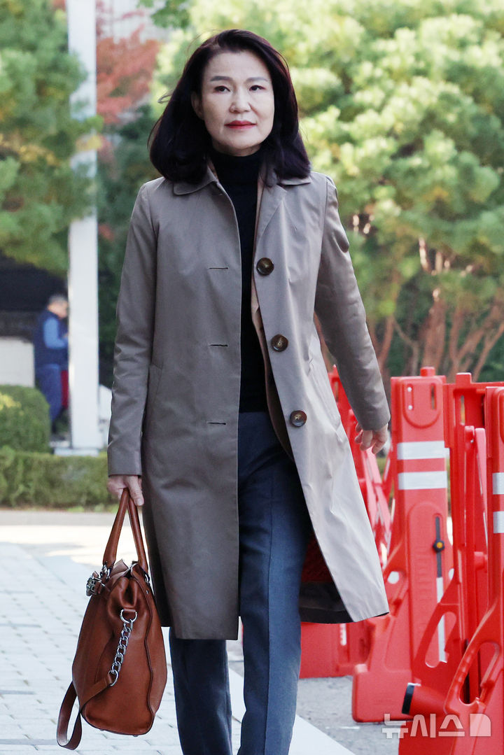 [서울=뉴시스] 조성우 기자 = 공직선거법, 국가공무원법 위반 혐의로 경찰에 체포됐다가 석방된 이진숙 전 방송통신위원장이 5일 오후 서울 양천구 서울남부지방검찰청에 영등포경찰서장 등에 대한 고발장을 제출하기 위해 들어서고 있다. 2025.11.05. xconfind@newsis.com