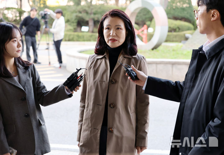[서울=뉴시스] 조성우 기자 = 공직선거법, 국가공무원법 위반 혐의로 경찰에 체포됐다가 석방된 이진숙 전 방송통신위원장이 5일 오후 서울 양천구 서울남부지방검찰청에 영등포경찰서장 등에 대한 고발장을 제출하기 전 입장을 밝히고 있다. 2025.11.05. xconfind@newsis.com