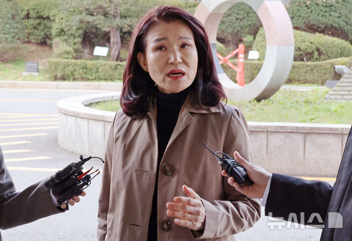 [서울=뉴시스] 조성우 기자 = 공직선거법, 국가공무원법 위반 혐의로 경찰에 체포됐다가 석방된 이진숙 전 방송통신위원장이 5일 오후 서울 양천구 서울남부지방검찰청에 영등포경찰서장 등에 대한 고발장을 제출하기 전 입장을 밝히고 있다. 2025.11.05. xconfind@newsis.com