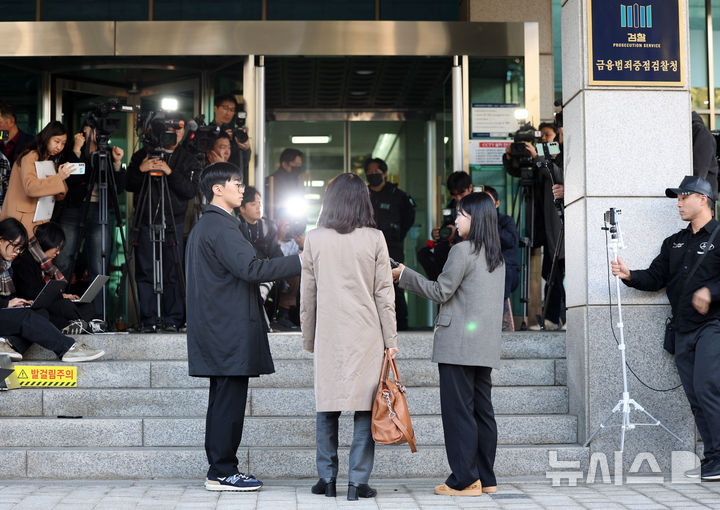 [서울=뉴시스] 조성우 기자 = 공직선거법, 국가공무원법 위반 혐의로 경찰에 체포됐다가 석방된 이진숙 전 방송통신위원장이 5일 오후 서울 양천구 서울남부지방검찰청에 영등포경찰서장 등에 대한 고발장을 제출하기 전 입장을 밝히고 있다. 2025.11.05. xconfind@newsis.com