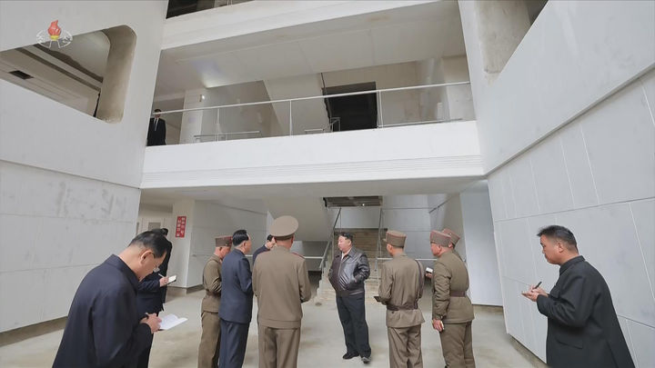 [서울=뉴시스] 북한 조선중앙TV는 김정은 북한 국무위원장이 지난 4일 학용품공장과 교구비품공장 건설사업을 현지 지도했다고 5일 보도했다. (사진=조선중앙TV 캡쳐) 2025.11.05. photo@newsis.com *재판매 및 DB 금지