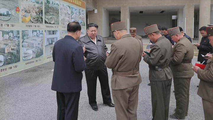 [서울=뉴시스] 북한 조선중앙TV는 김정은 북한 국무위원장이 지난 4일 학용품공장과 교구비품공장 건설사업을 현지 지도했다고 5일 보도했다. (사진=조선중앙TV 캡쳐) 2025.11.05. photo@newsis.com *재판매 및 DB 금지