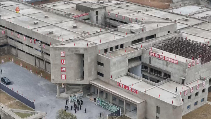 [서울=뉴시스] 북한 조선중앙TV는 김정은 북한 국무위원장이 지난 4일 학용품공장과 교구비품공장 건설사업을 현지 지도했다고 5일 보도했다. (사진=조선중앙TV 캡쳐) 2025.11.05. photo@newsis.com *재판매 및 DB 금지