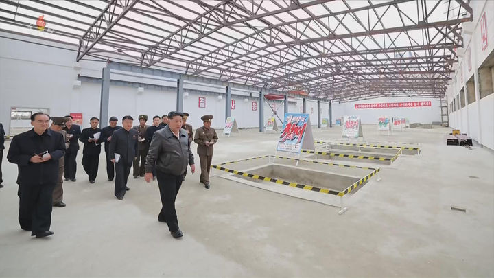 [서울=뉴시스] 북한 조선중앙TV는 김정은 북한 국무위원장이 지난 4일 학용품공장과 교구비품공장 건설사업을 현지 지도했다고 5일 보도했다. (사진=조선중앙TV 캡쳐) 2025.11.05. photo@newsis.com *재판매 및 DB 금지