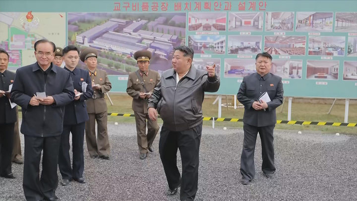 [서울=뉴시스] 북한 조선중앙TV는 김정은 북한 국무위원장이 지난 4일 학용품공장과 교구비품공장 건설사업을 현지 지도했다고 5일 보도했다. (사진=조선중앙TV 캡쳐) 2025.11.05. photo@newsis.com *재판매 및 DB 금지