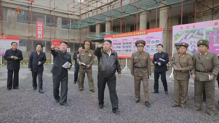 [서울=뉴시스] 북한 조선중앙TV는 김정은 북한 국무위원장이 지난 4일 학용품공장과 교구비품공장 건설사업을 현지 지도했다고 5일 보도했다. (사진=조선중앙TV 캡쳐) 2025.11.05. photo@newsis.com *재판매 및 DB 금지