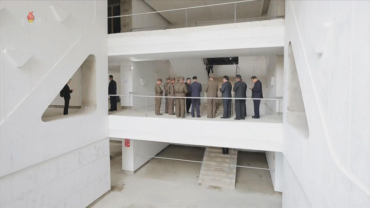 [서울=뉴시스] 북한 조선중앙TV는 김정은 북한 국무위원장이 지난 4일 학용품공장과 교구비품공장 건설사업을 현지 지도했다고 5일 보도했다. (사진=조선중앙TV 캡쳐) 2025.11.05. photo@newsis.com *재판매 및 DB 금지