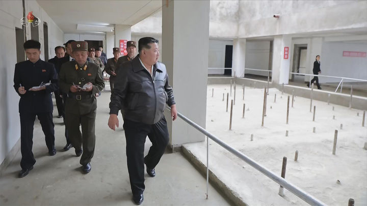 [서울=뉴시스] 북한 조선중앙TV는 김정은 북한 국무위원장이 지난 4일 학용품공장과 교구비품공장 건설사업을 현지 지도했다고 5일 보도했다. (사진=조선중앙TV 캡쳐) 2025.11.05. photo@newsis.com *재판매 및 DB 금지