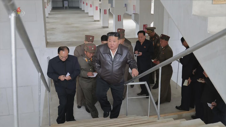 [서울=뉴시스] 북한 조선중앙TV는 김정은 북한 국무위원장이 지난 4일 학용품공장과 교구비품공장 건설사업을 현지 지도했다고 5일 보도했다. (사진=조선중앙TV 캡쳐) 2025.11.05. photo@newsis.com *재판매 및 DB 금지
