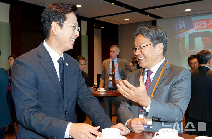 [광주=뉴시스] 강기정 광주시장과 배경훈 부총리 겸 과학기술정보통신부 장관이 서울미래컨퍼런스에서 이야기를 하고 있다. (사진=광주시청 제공). photo@newsis.com *재판매 및 DB 금지