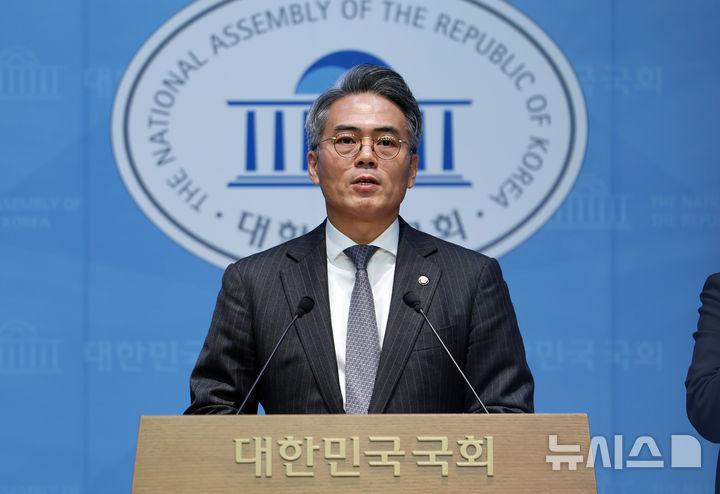 [서울=뉴시스] 김명년 기자 = 김기표 더불어민주당 의원이 지난 5일 오후 서울 여의도 국회 소통관에서 '악성BJ-유튜버 불법수익 근절을 위한 국세청 협의 기자회견'을 열고 발언하고 있다. 2025.11.05. kmn@newsis.com