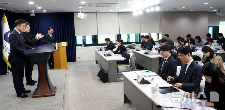 [서울=뉴시스] 추상철 기자 = 윤호중 행정안전부 장관이 5일 오전 서울 종로구 정부서울청사에서 기자 브리핑을 하고 있다. 2025.11.05. scchoo@newsis.com