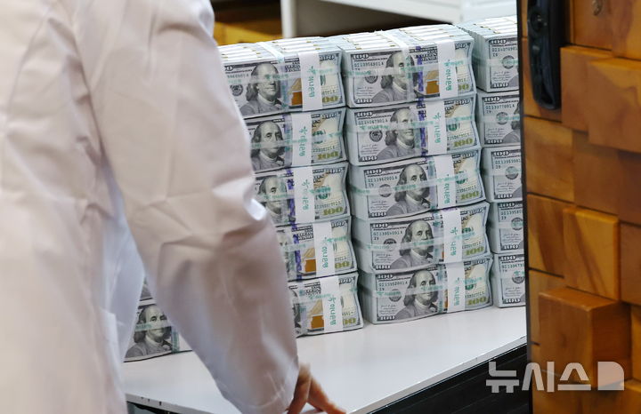 [서울=뉴시스] 최진석 기자 = 서울 중구 하나은행 위변조대응센터에서 관계자가 보유중인 달러를 정리하고 있는 모습. 2025.11.05. myjs@newsis.com