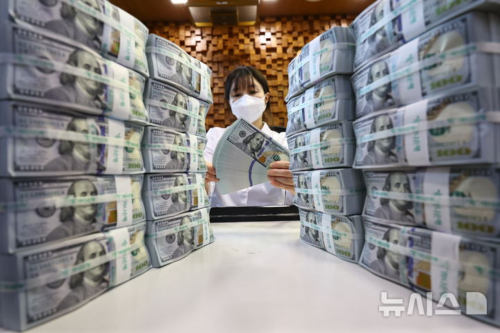 [서울=뉴시스] 최진석 기자 = 사진은 지난해 11월5일 서울 중구 하나은행 위변조대응센터에서 관계자가 보유중인 달러를 정리하고 있는 모습. 2025.11.05. myjs@newsis.com