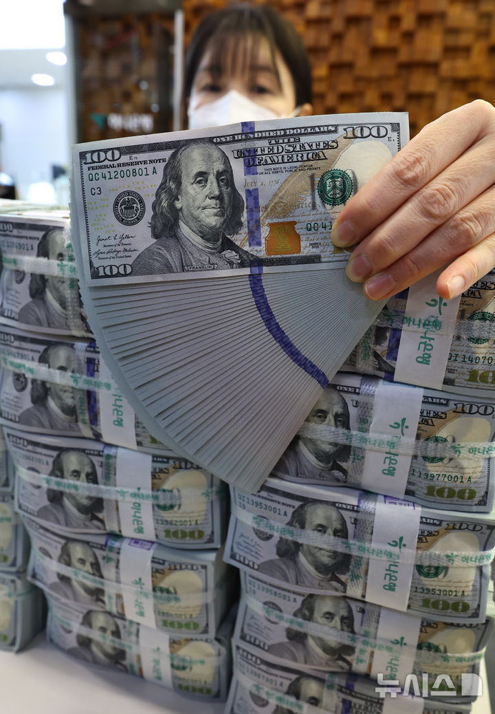 [서울=뉴시스] 최진석 기자 = 서울 중구 하나은행 위변조대응센터에서 관계자가 보유중인 달러를 정리하고 있는 모습. 2025.11.05. myjs@newsis.com