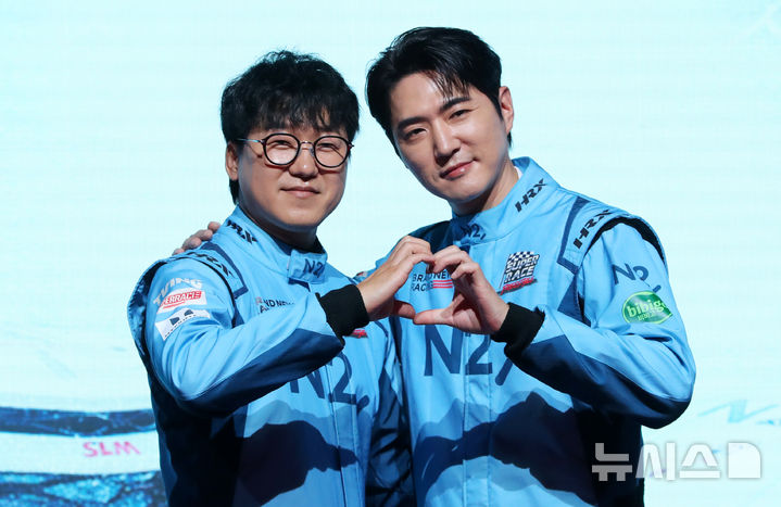 [서울=뉴시스] 김혜진 기자 = 팀 N2 박규승(왼쪽) 드라이버, 방송인 데니안이 5일 오후 서울 중구 웨스틴조선에서 열린 티빙 오리지널 예능 프로그램 '슈퍼레이스 프리스타일' 제작발표회에서 포즈를 취하고 있다. 2025.11.05. jini@newsis.com