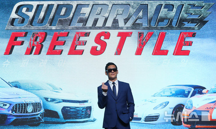 [서울=뉴시스] 김혜진 기자 = 방송인 박준형이 5일 오후 서울 중구 웨스틴조선에서 열린 티빙 오리지널 예능 프로그램 '슈퍼레이스 프리스타일' 제작발표회에서 포즈를 취하고 있다. 2025.11.05. jini@newsis.com