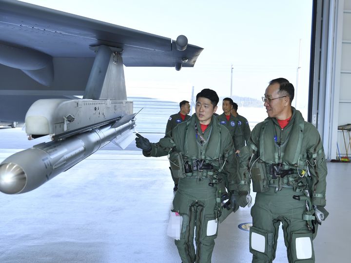 [서울=뉴시스] 손석락 공군참모총장이 5일 경남 사천기지에서 취임 후 첫 지휘비행으로 KF-21 전투기에 탑승해 시험비행을 실시했다. 사진은 이륙 전 강주훈 소령과 기체를 점검하고 있는 손 총장. (사진=공군 제공) 2025.11.05. photo@newsis.com *재판매 및 DB 금지