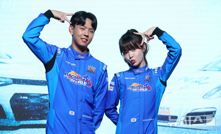 [서울=뉴시스] 김혜진 기자 = 팀 소닉 김시우(왼쪽) 드라이버, 방송인 승희가 5일 오후 서울 중구 웨스틴조선에서 열린 티빙 오리지널 예능 프로그램 '슈퍼레이스 프리스타일' 제작발표회에서 포즈를 취하고 있다. 2025.11.05. jini@newsis.com