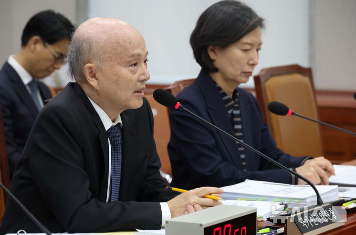 [서울=뉴시스] 조성봉 기자 = 안창호 국가인권위원회 위원장이 5일 오후 서울 여의도 국회에서 열린 국회운영위원회 국정감사에서 의원 질의에 답변하고 있다. 2025.11.05. suncho21@newsis.com