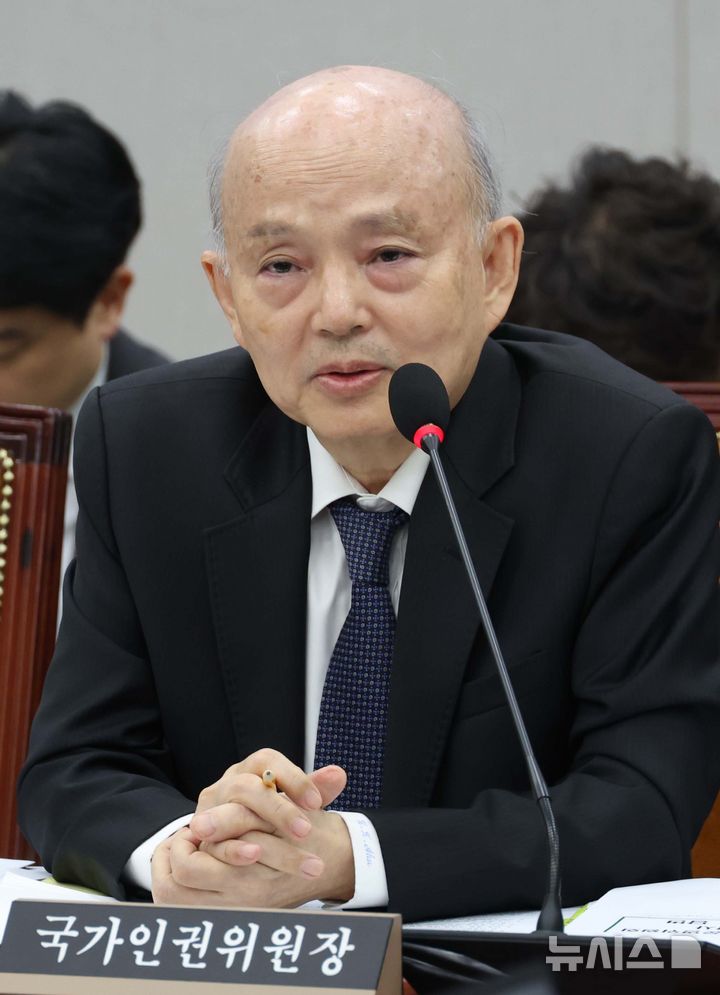 [서울=뉴시스] 조성봉 기자 = 안창호 국가인권위원회 위원장이 5일 오후 서울 여의도 국회에서 열린 국회운영위원회 국정감사에서 의원 질의에 답변하고 있다. 2025.11.05. suncho21@newsis.com