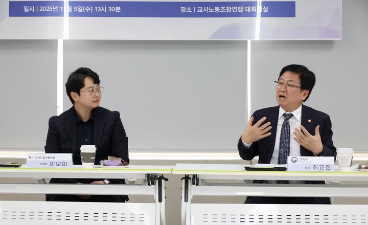 [서울=뉴시스] 최교진 교육부 장관이 5일 오후 서울 여의도 한국노총빌딩에서 교사노동조합연맹과 간담회를 하고 있다. (사진=교육부 제공) 2025.11.05. photo@newsis.com *재판매 및 DB 금지