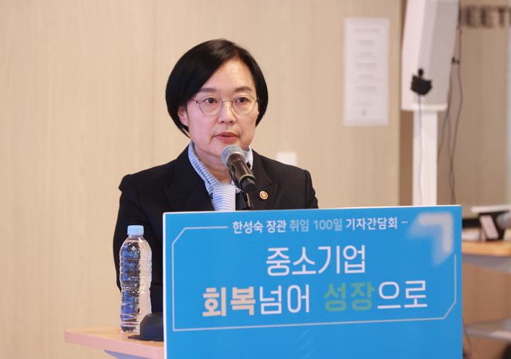 [서울=뉴시스] 한성숙 중소벤처기업부 장관이 5일 서울 강남구 팁스타운 S1에서 열린 '취임 100일 기자간담회'에서 발표를 하고 있다. (사진=중소벤처기업부 제공) 2025.11.05. photo@newsis.com *재판매 및 DB 금지