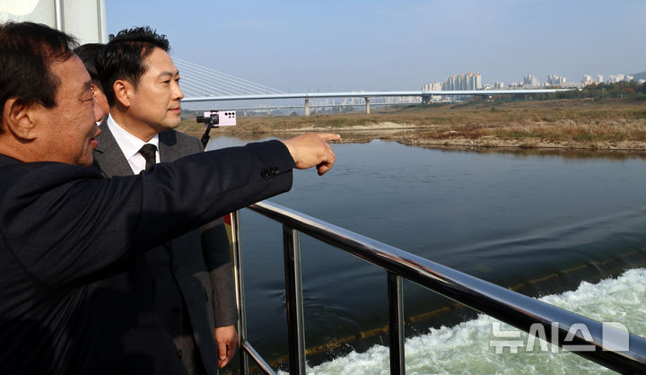 [세종=뉴시스] 강종민 기자 = 장동혁 국민의힘 대표가 5일 세종시 금강 세종보 앞에서 최민호 세종시장에게 세종보 보존에 대한 설명을 듣고 있다. 2025.11.05. ppkjm@newsis.com