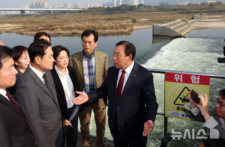 [세종=뉴시스] 강종민 기자 = 장동혁 국민의힘 대표가 5일 세종시 금강 세종보 앞에서 최민호 세종시장에게 세종보 보존에 대한 설명을 듣고 있다. 2025.11.05. ppkjm@newsis.com